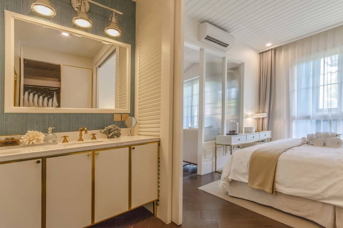 picture Seaside unit for sale, featuring a great atmosphere and a private beach - 5/19