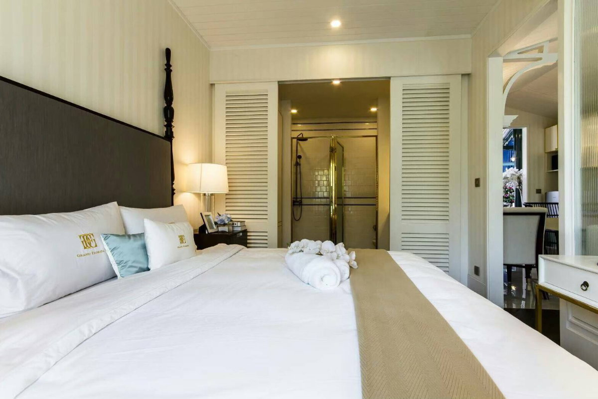 picture Seaside unit for sale, featuring a great atmosphere and a private beach - 6/19