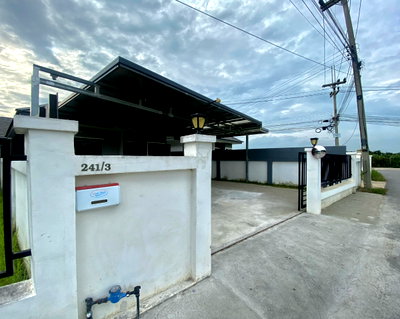 เช่าบ้านเดี่ยว ลพบุรี : ให้เช่าบ้านเดี่ยวชั้นเดียว ใกล้ รพ.อานัน  ขนาด 2 ห้องนอน 2 ห้องน้ำ  พร้อมเฟอร์นิเจอร์ครบและเครื่องใช้ไฟฟ้าครบ พร้อมเข้าอยู่