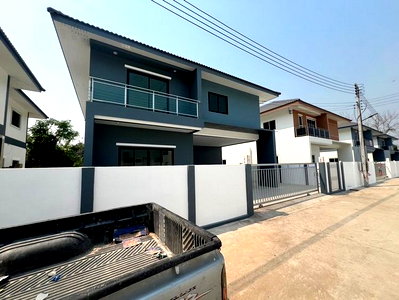 Houses for sale 700 Year Sports Arena Chiang Mai : Thailand House for sale 4 bedroom 68 Square Wa 3890000 Baht.