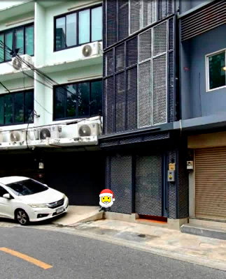 เช่าอาคารพาณิชย์ วิทยาลัยพณิชยการบางนา : 🏢 ให้เช่าตึกแถวทั้งหลัง สุขุมวิท 44/1 4 ห้องนอน 5 ห้องน้ำ Fully Furnished | ตกแต่งใหม่ | พร้อมเข้าอยู่ทันที 🚆 ติด BTS พระโขนง
