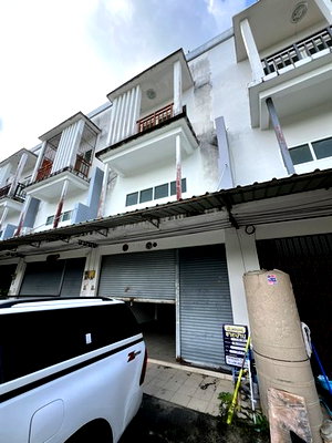 Shophouses for sale Nakhon Si Thammarat Airport : Thailand commercial building for sale 0 Rai 0 Ngan 25 Square Wah 1920000 Baht.