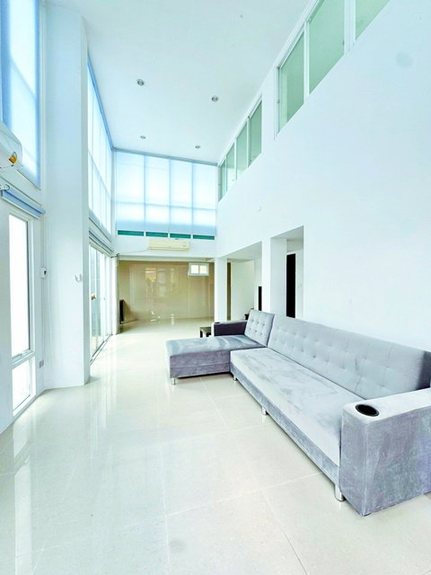 รูป 260906nowsae ให้เช่า ทาวน์เฮ้าส์ รร.นานาชาติเอกมัย บ้าน 3.5 ชั้น AirBnB ทองหล่อ BTS เอกมัย 1.27 กม. ทาวน์โฮม 3นอน 3น้ำพร้อมชั้นลอย 2 หลัง - รูปที่ 2/8