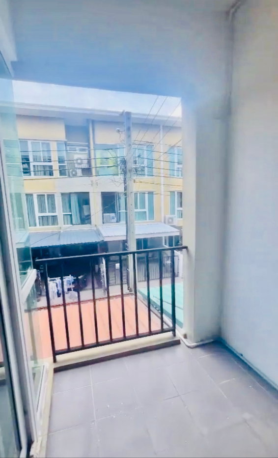 รูป 🏡 ขายทาวน์โฮม 3 ชั้น เบล็สทาวน์ ศรีนครินทร์–หนามแดง ✨ ทำเลดี เข้าออกได้ 2 เส้นทาง พร้อมต่อเติมครัวและหลังคาที่จอดรถ - รูปที่ 2/15
