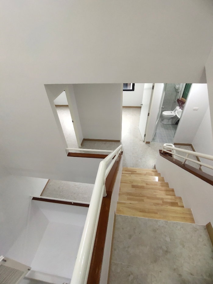 รูป ขาย–เช่า อาคาร 4 ชั้น Town in Town–ศรีวรา | Split-Level หายาก | 5 ห้องนอน 5 ห้องน้ำ | จดบริษัทได้ - รูปที่ 25/32