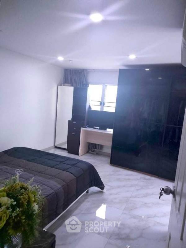 picture Pet-Friendly 2-BR At Grand Park Town Condominium (ID 739749) - 7/26