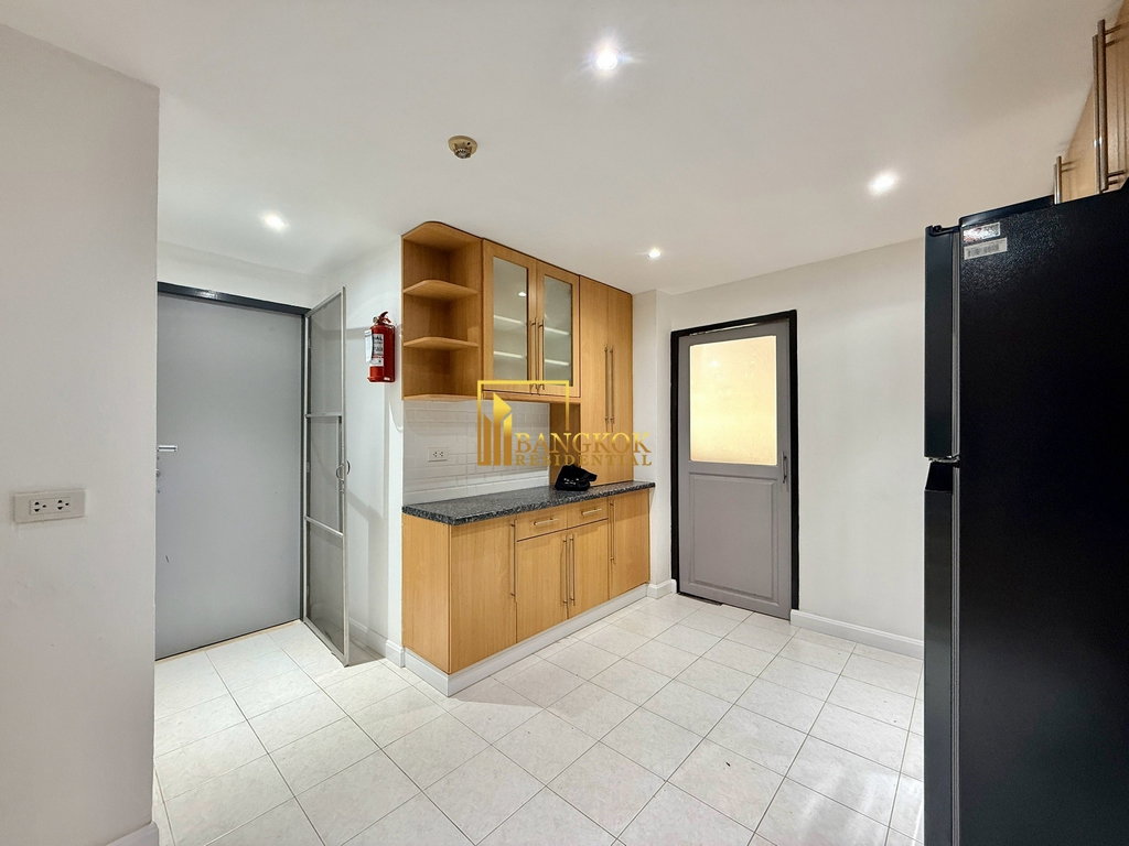 รูป Spacious 3 Bedroom Apartment For Rent in Phrom Phong Area - BR21180AP - รูปที่ 9/44