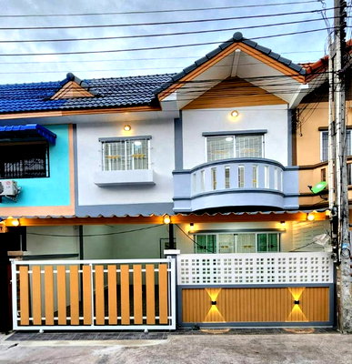 Townhouses for sale Si Racha Chonburi : Selling a newly renovated 2-story townhome at Eastern Land House 3, Sriracha, Chonburi.