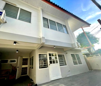 เช่าบ้านเดี่ยว ถนนรัชดาภิเษก : ให้เช่าบ้าน ห้วยขวาง ใกล้MRTสุทธิสาร 5 ห้องนอน Tel.0999983897