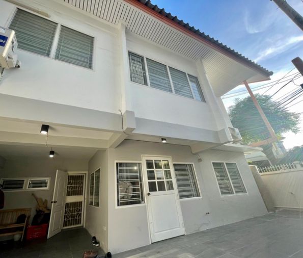 ให้เช่าบ้านเดี่ยว 5 ห้องนอน 32 ตร.ว. เขตห้วยขวาง