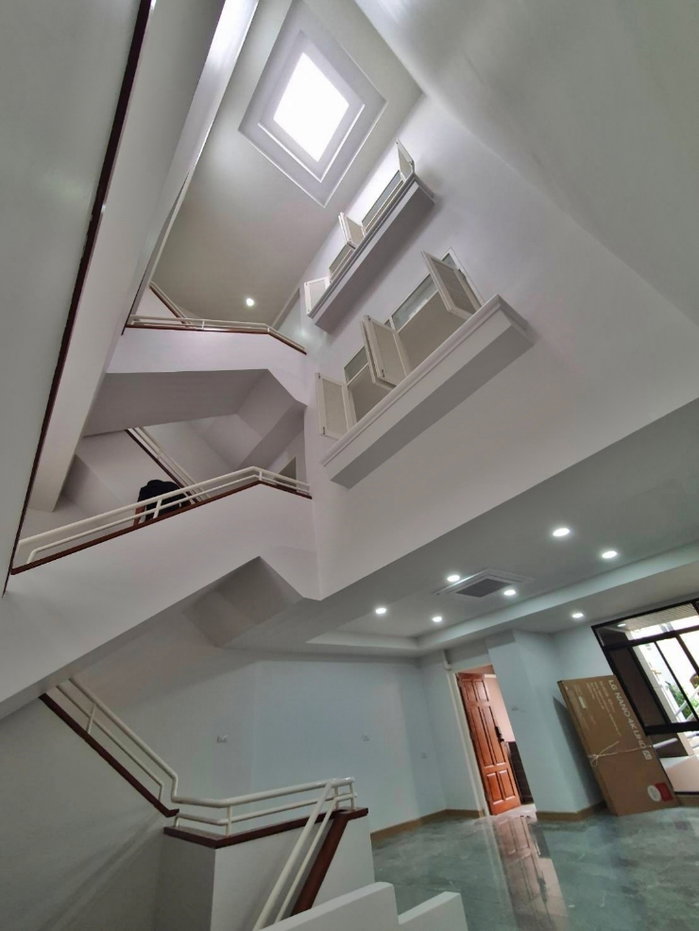 รูป 🔥 ขาย–เช่า! Rare Townhome 4 ชั้น ดีไซน์ Split-Level หายาก | Town in Town–ศรีวรา | 5BR 5BA - รูปที่ 1/27
