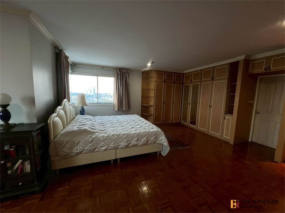 picture Great price, prime location The Executive Regent - 5/10