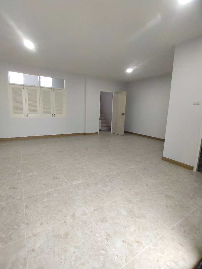 รูป 🔥 ขาย–เช่า! Rare Townhome 4 ชั้น ดีไซน์ Split-Level หายาก | Town in Town–ศรีวรา | 5BR 5BA - รูปที่ 7/27