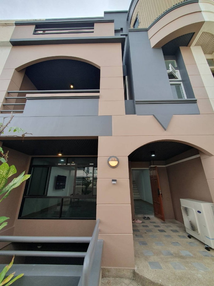 รูป 🔥 ขาย–เช่า! Rare Townhome 4 ชั้น ดีไซน์ Split-Level หายาก | Town in Town–ศรีวรา | 5BR 5BA - รูปที่ 2/27