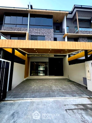 Townhouses for rent Bangkok : Spacious 3-BR Townhouse 224 Sqm At Landmark Ekamai-Ramindra (ID 3273550)