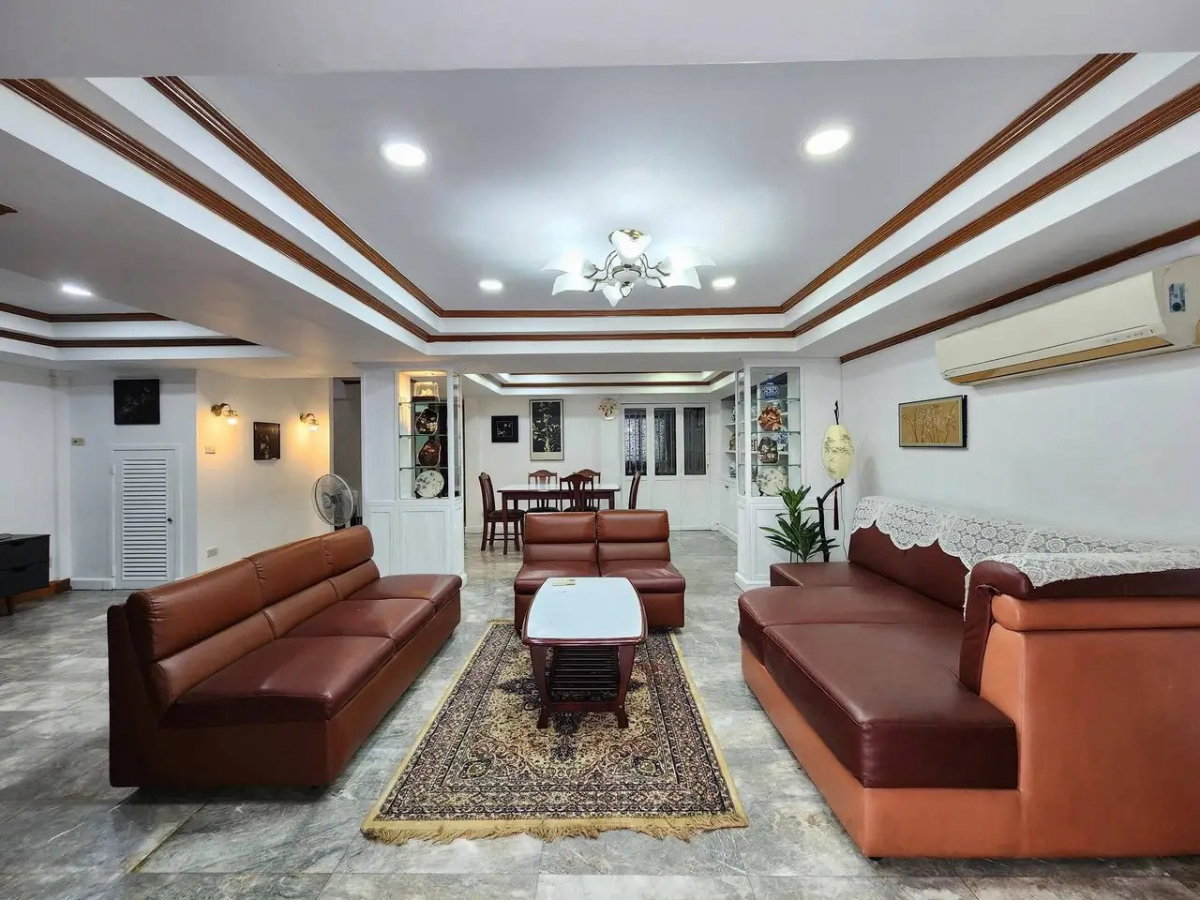 รูป LTHC16129 - Pet-Friendly Townhouse for Rent Ekkamai 12 | 250 sq.m. | 5 Beds 4 Baths | Rooftop & Big Balcony | 50K - รูปที่ 1/10