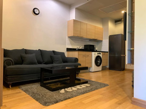 This fully furnished, move-in ready 40 sq.m. studio on the 2nd floor, featuring a pool view, is priced at 23k Baht/month  in the prime Chidlom area.