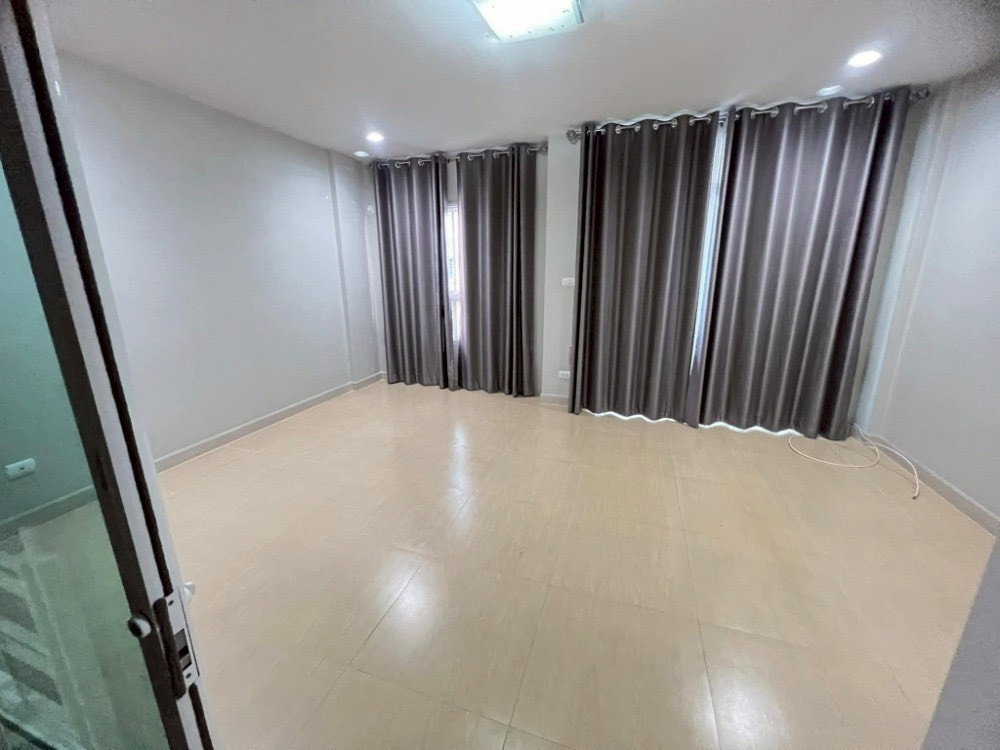 รูป #ให้เช่าทาว์นโฮม 3 ชั้น หมู่บ้านรื่นฤดี7 รามอินทรา - หทัยราษฎร์  ตกแต่งสุดหรูมากๆ มี 3ห้องนอน 3 ห้องน้ำ  #เฟอร์นิเจอร์ครบจัดเต็มสุดๆ จอดรถได้ 2คัน - รูปที่ 11/18