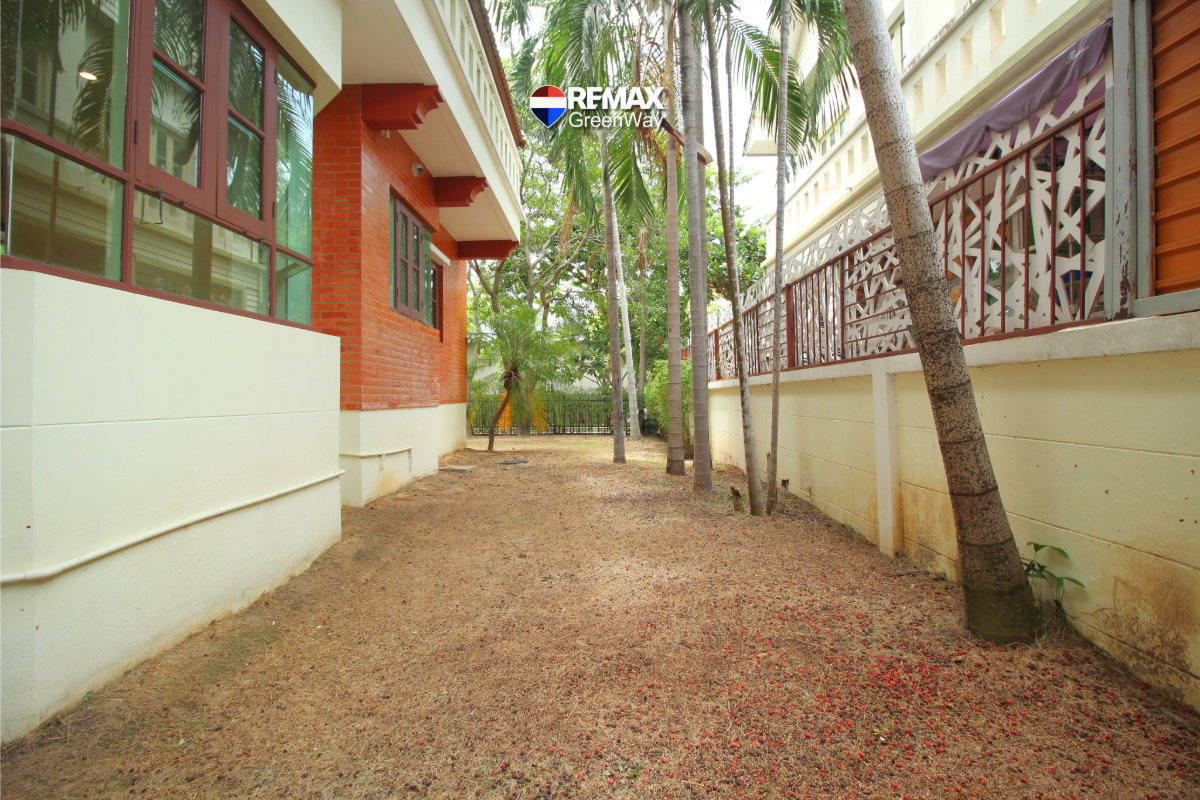 รูป ขายบ้านเดี่ยว ประชาอุทิศ ม. วรารมย์ หลังมุม หน้าสวน ปรับปรุงใหม่ มีเรือนรับรอง 162 ตร.วา  - รูปที่ 23/25