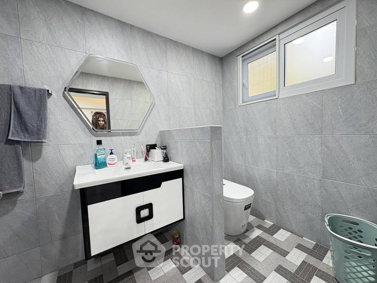 รูป คอนโด 2 ห้องนอน ขนาด 143 ตร.ม. ขายที่ Ruamchok Condo View 2 ย่านพระตำหนัก (ID 3281168) - รูปที่ 3/26