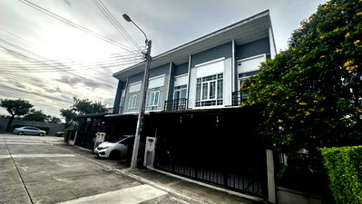 Townhouses for sale Bangkok : Townhouse for sale: Gusto Phetkasem 69 (30.10 sq. wah) 4 Bedrooms 3 Bathroom. Price: 3,549,000 Baht.