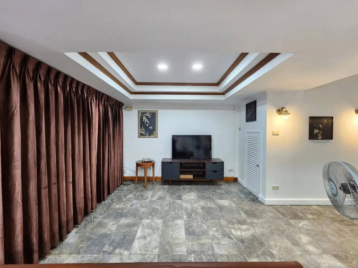 รูป LTHC16129 - Pet-Friendly Townhouse for Rent Ekkamai 12 | 250 sq.m. | 5 Beds 4 Baths | Rooftop & Big Balcony | 50K - รูปที่ 2/10