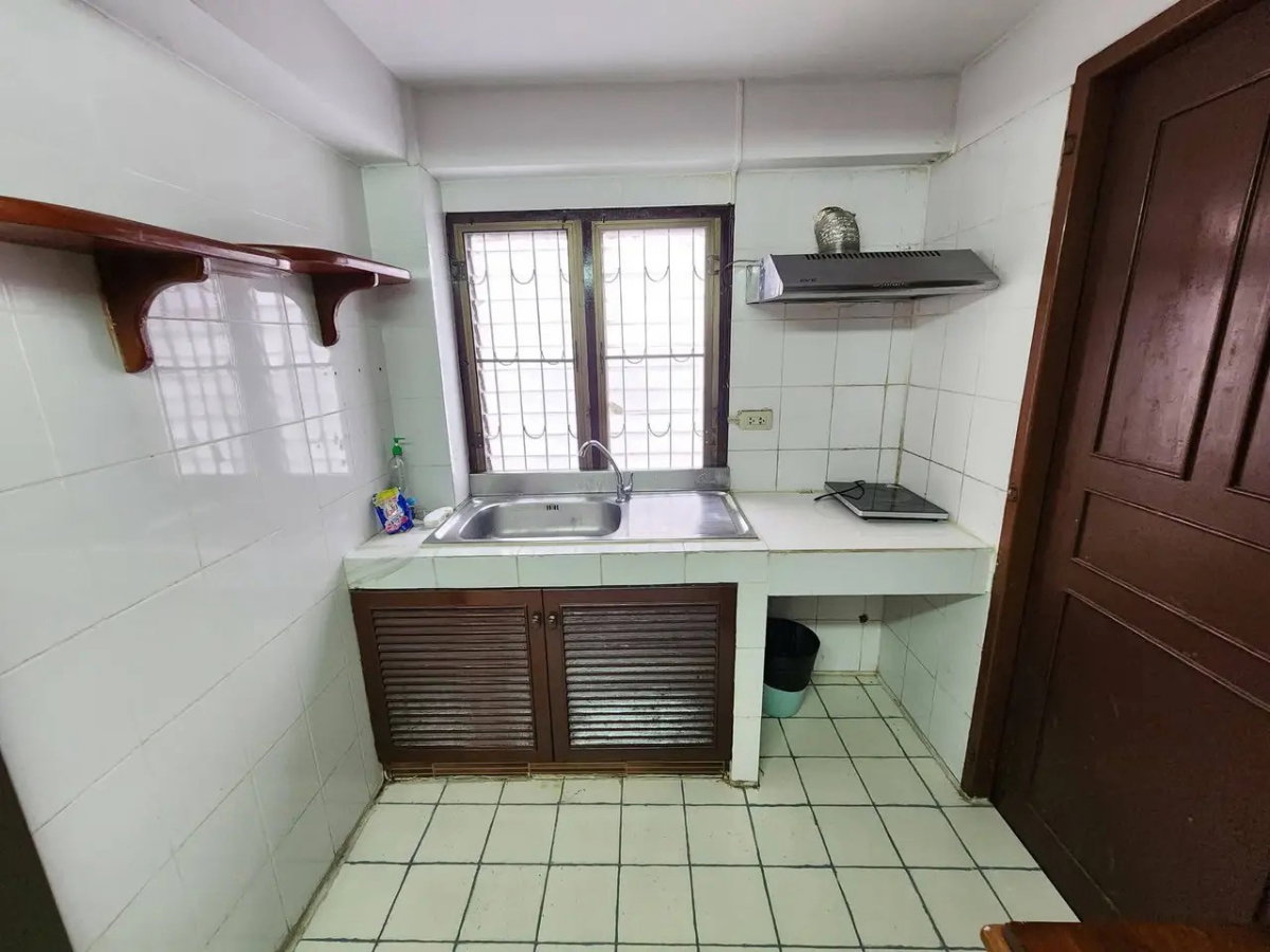 รูป LTHC16129 - Pet-Friendly Townhouse for Rent Ekkamai 12 | 250 sq.m. | 5 Beds 4 Baths | Rooftop & Big Balcony | 50K - รูปที่ 6/10