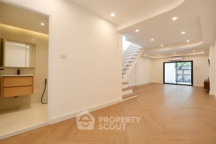 รูป ทาวน์เฮ้าส์ 2 ห้องนอน ขายใน Sosunakhon 2 ทำเลหลักสี่ (ID 3284899) - รูปที่ 3/9