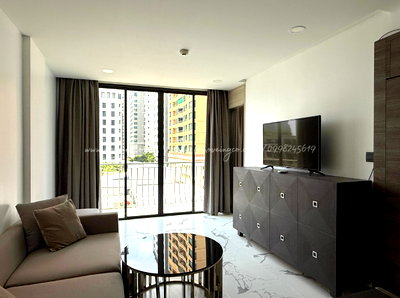 Condos for rent : Quiet 1 Bed Corner unit, Prime Langsuan Location, Near BTS