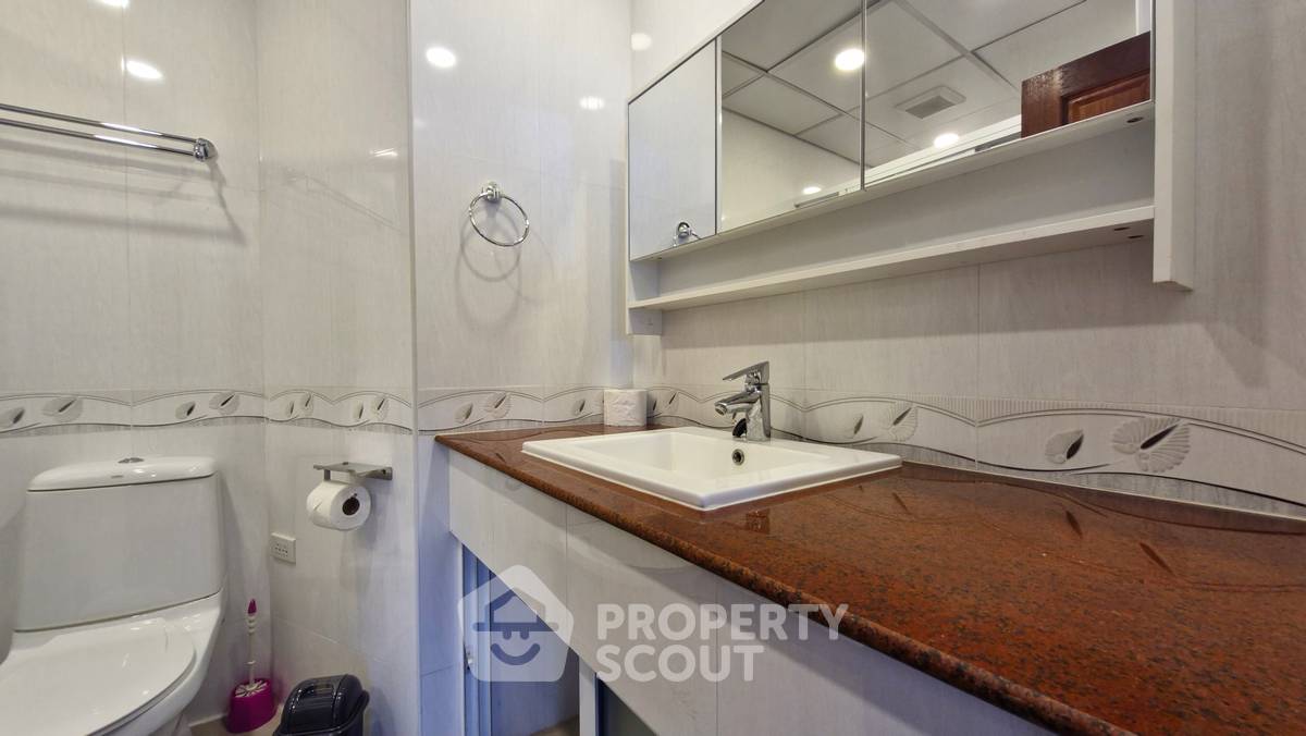 picture 60 Sqm 1-BR Condo At View Talay 3 In Phratamnak (ID 3281328) - 10/18