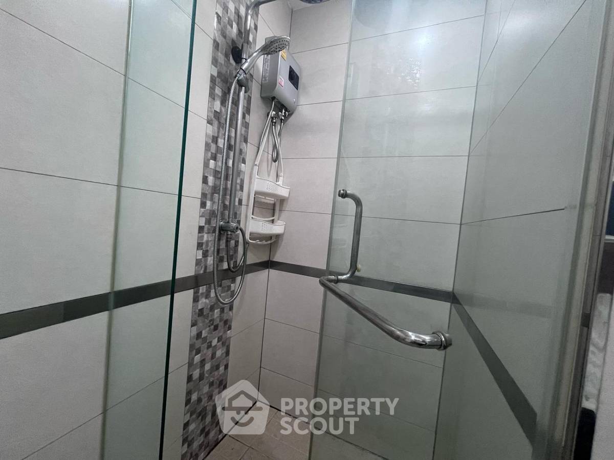 picture 1-BR Condo At Siam Oriental Plaza, Phratamnak (ID 3281376) - 8/9