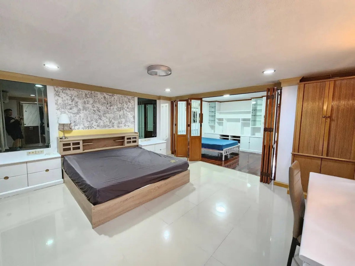 รูป LTHC16129 - Pet-Friendly Townhouse for Rent Ekkamai 12 | 250 sq.m. | 5 Beds 4 Baths | Rooftop & Big Balcony | 50K - รูปที่ 8/10