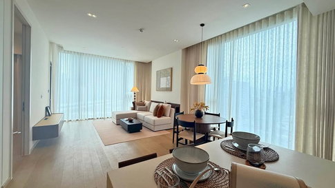 For rent: The Strand Thonglor, 2 bedrooms, 2 bathrooms, sky swimming pool, fitness center, Sky Lounge, 1 minute walk to BTS Thonglor.