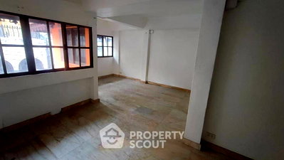 Townhouses for rent Bangkok : 4-BR Townhouse near MRT Si Lom (ID 3287676)