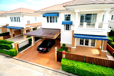 Houses for rent Suan Luang : 			Pattanakarn40-46 SuanLuang 2-story house MRT ARL HuaMak 1.1km. mansion  3bed 3bath 53sq.wa. 212sq.m.          