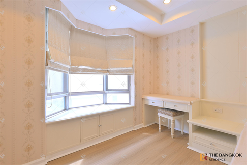 Royal Castle Sukhumvit near BTS Phrom Phong Easy Travel, Fully Utilized Space