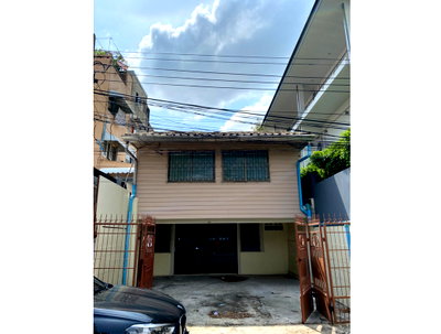 Land for sale MRT Huai Khwang : Call : 081-854-8668 Land with house for sale 26 sq.wa, Soi Pracha Rat Bamphen 10, Huai Khwang, near MRT Huai Khwang Station