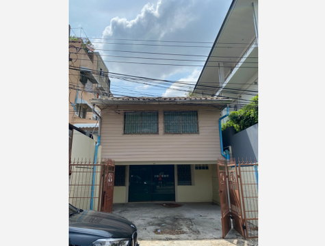 Call : 081-854-8668 Land with house for sale 26 sq.wa, Soi Pracha Uthit 10, Huai Khwang, near MRT Huai Khwang Station