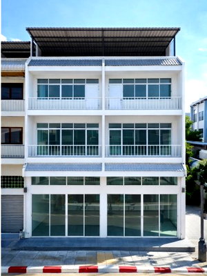 Shophouses for rent : 			showrooms  near Synphaet Hospital 100m. Corner 2 Unit Shophouse 4Beds  on Chaloem Phrakiat R.9 Road.          