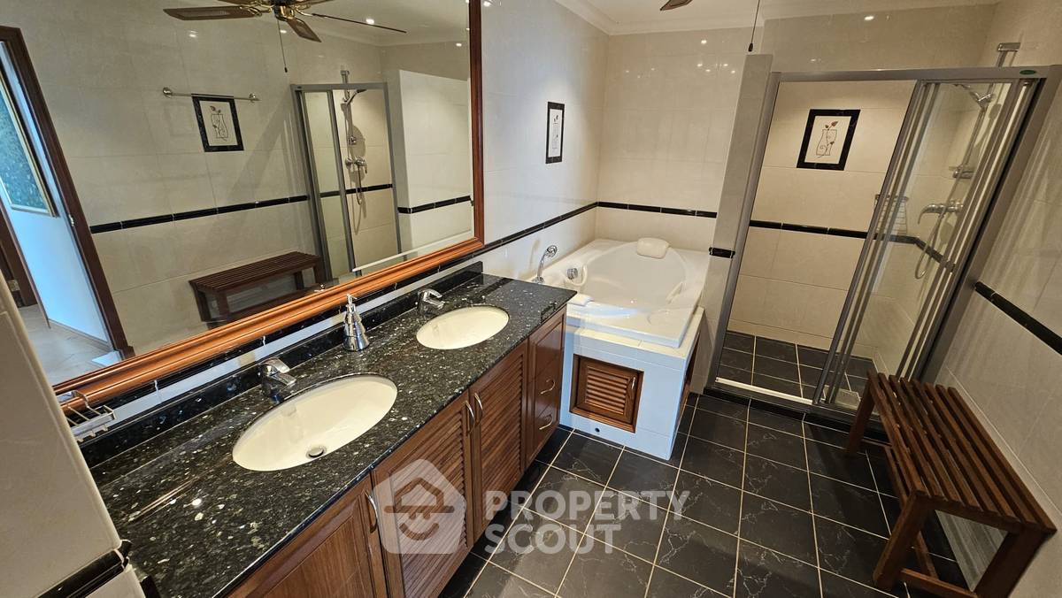 picture Spacious 2-BR 141 Sqm At View Talay 7 Condominium Jomtien (ID 3281933) - 25/51