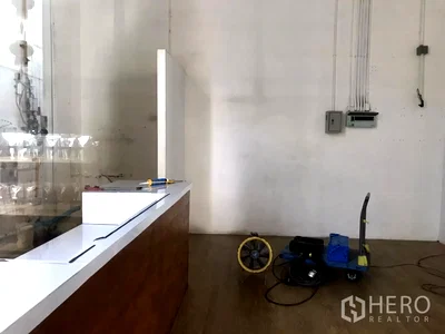 Retail spaces for rent : For rent Retail Space 30 sqm in Phra Khanong Nuea, Watthana, Bangkok BTS Phra Khanong