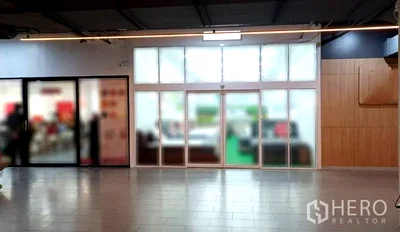 Retail spaces for rent : For rent Retail Space 62 sqm in Khlong Toei Nuea, Watthana, Bangkok BTS Asok