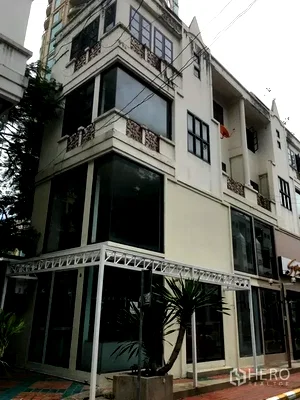 Retail spaces for rent : For rent Retail Space 120 sqm in Khlong Toei Nuea, Watthana, Bangkok BTS Asok
