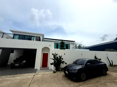 เช่าบ้านเดี่ยว ชลบุรี : บ้านส่วนตัว🏠มีสระว่ายน้ำในตัว อินเตอร์เน็ต ส่วนตัว  ขนาด 168 ตรม. 5ห้องนอน  5 ห้องน้ำ มีห้องเก็บของ ระบบมีรีโมท มีกล้องงวจรปิด ใกล้อ่างมาบประชัน 