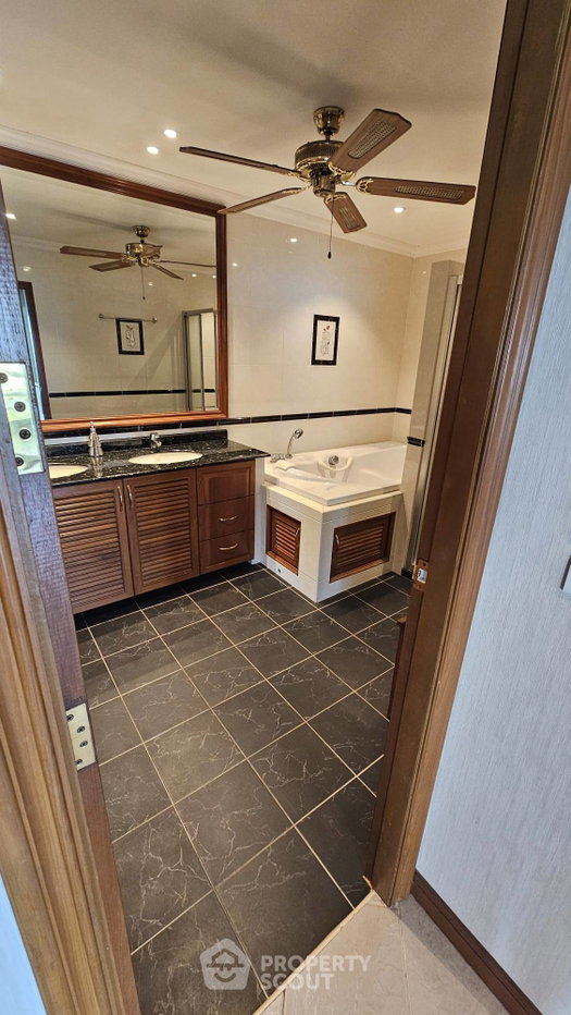 picture Spacious 2-BR 141 Sqm At View Talay 7 Condominium Jomtien (ID 3281933) - 24/51