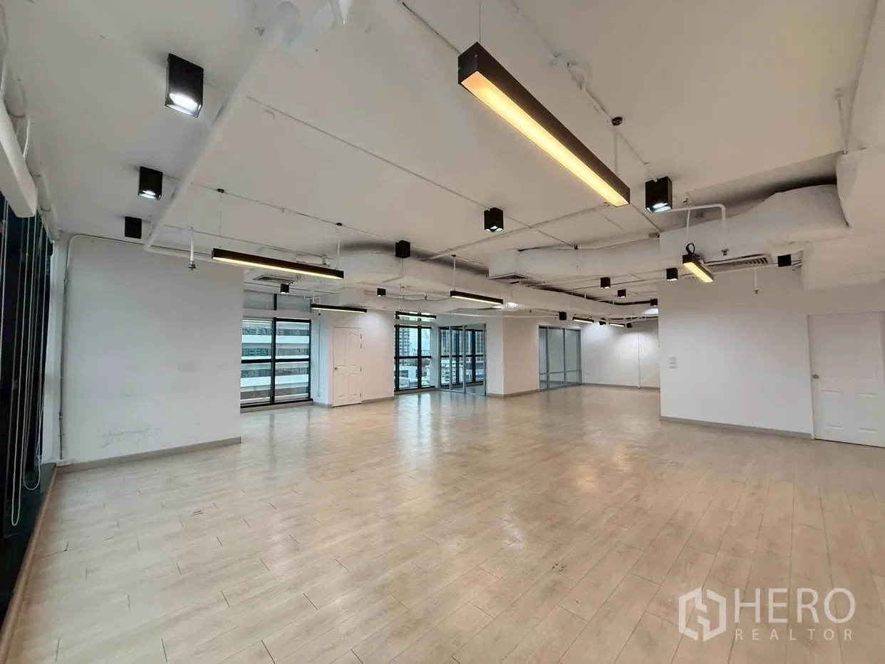 picture For rent Office Space 200 sqm in Watthana, Bangkok - 1/8