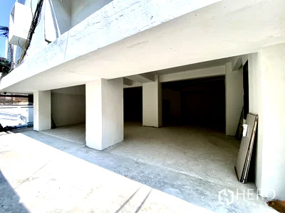 Retail spaces for rent : For rent Retail Space 100 sqm in Khlong Toei Nuea, Watthana, Bangkok BTS Asok
