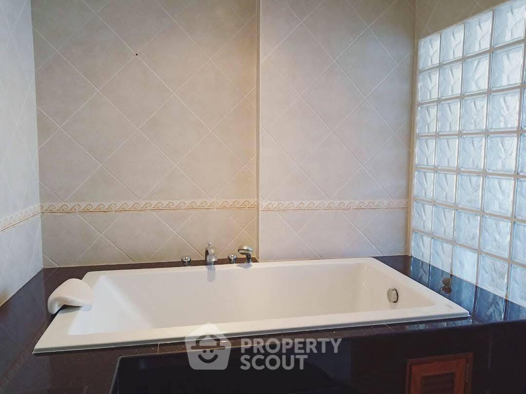 picture 1-BR Condo at View Talay 3 close to Phratamnak (ID 3281920) - 6/12