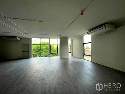 Office for rent Sathon : For rent Office Space 120 sqm in Thung Maha Mek, Sathon, Bangkok BTS Saint Louis