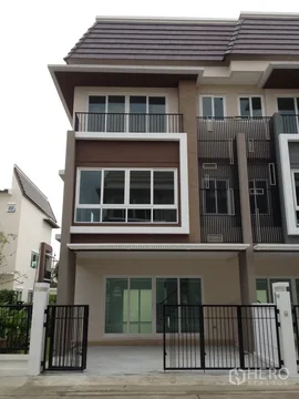 For sale 3 Bedroom Townhouse in Bang Chak, Phasi Charoen, Bangkok